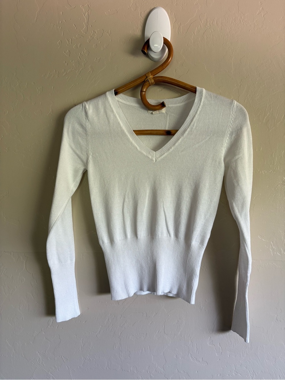 Ambiance Y2K White Lightweight Knit V-Neck Sweater Cropped Fitted Waist Basic S